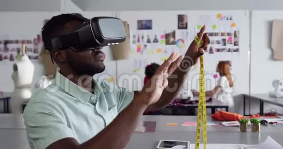 时尚办公室穿着VR耳机的混血男视频的预览图