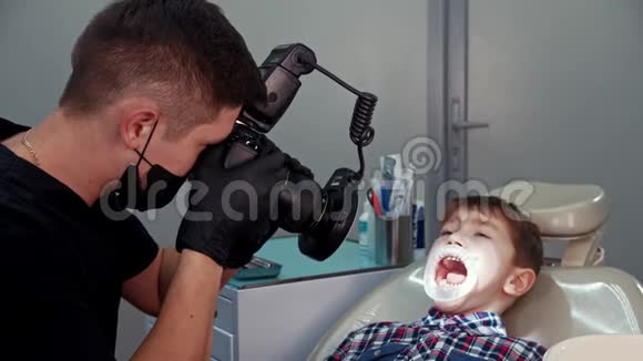 一个在牙科治疗的小男孩张开嘴的男孩视频的预览图