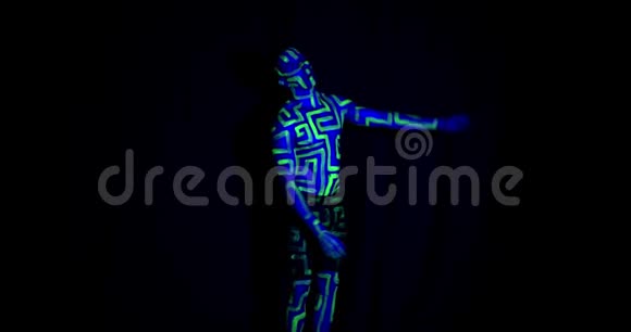 肌肉男有着发光的身体艺术在黑暗紫外线下跳舞4K视频的预览图