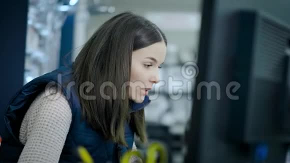 这个女孩用电脑和办公室里的一个客户付款视频的预览图