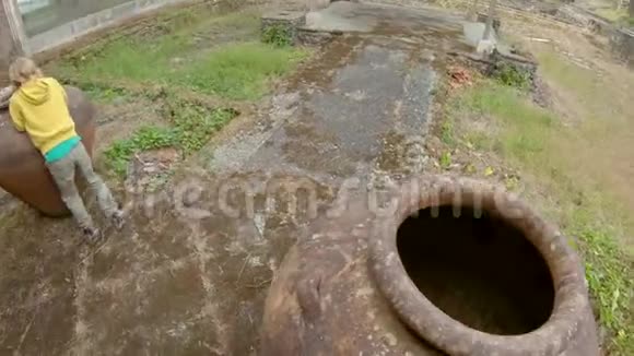 游客家属参观贝都古尔废弃神秘的酒店印度尼西亚巴厘岛巴厘旅行概念视频的预览图