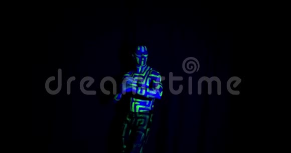 会跳舞的肌肉男有紫外线身体艺术和化妆4k视频的预览图