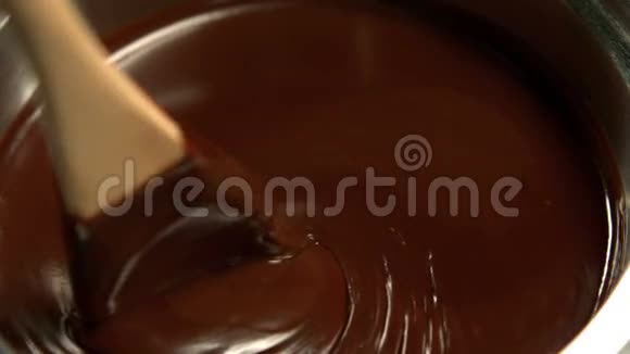 巧克力在平底锅中融化视频的预览图