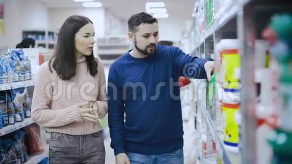一个男人和他的女朋友从建筑超市的货架上挑选商品视频的预览图