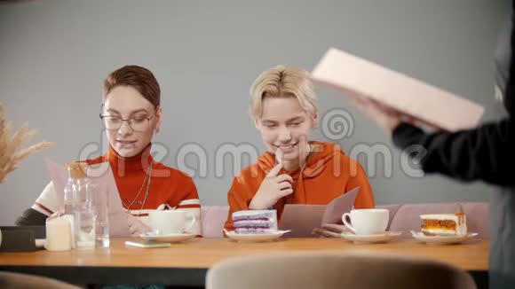 女孩们正在和服务员看菜单视频的预览图