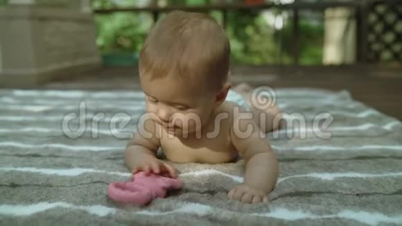 夏天躺在户外的小女婴视频的预览图