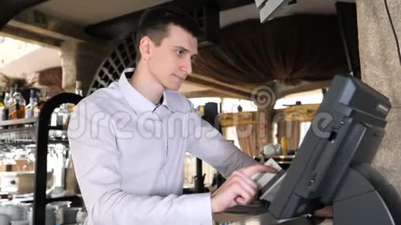 柜台上穿围裙带钱箱的人或服务员在餐厅工作视频的预览图