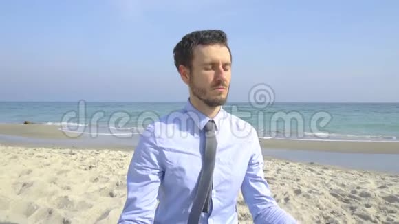 商人在海滩上放松视频的预览图