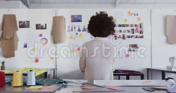 时尚办公室的混血女视频的预览图