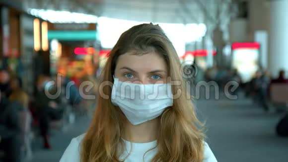 冠状病毒流行期间戴面罩的妇女视频的预览图