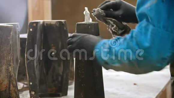 混凝土工业工人把黑色的细节从表格中抹掉后视频的预览图