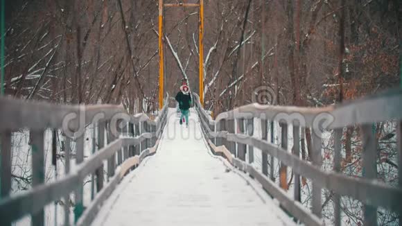 两个年轻女子在雪桥上奔跑视频的预览图