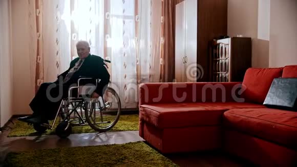 年迈的祖父祖父正在房间里坐轮椅视频的预览图