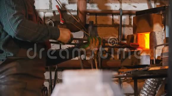 铁匠工作在锻压机的压力下放置较长的金属片视频的预览图