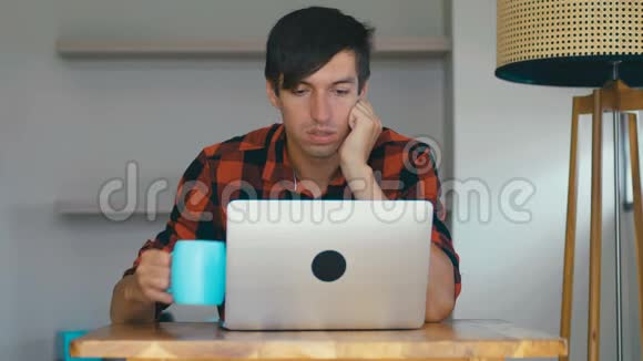 商业人士自由职业者在家里工作手提电脑和喝咖啡视频的预览图