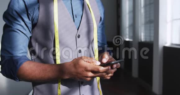混合种族男子使用智能手机创意办公室视频的预览图