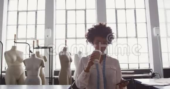 时尚办公室的混血女视频的预览图