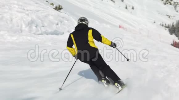 年轻的成人休闲滑雪者在寒冷的冬天享受田园诗般的完美天气视频的预览图
