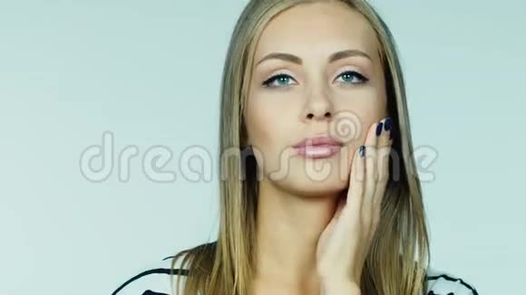 一位年轻女子的肖像牙痛视频的预览图