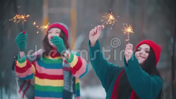 两个年轻快乐的女人站在户外点燃了火花视频的预览图