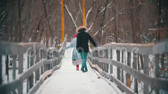 两个年轻女子走在雪桥上视频的预览图