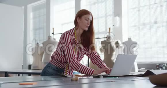 在时尚办公室工作的白人女性视频的预览图