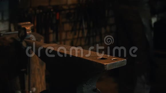 锻造工业一个铁匠把他的仪器放在铁砧上摆姿势拿相机视频的预览图