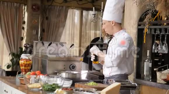 厨师在餐厅用橄榄油煎大蒜视频的预览图