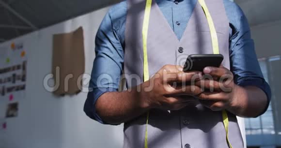 混合种族男子使用智能手机创意办公室视频的预览图