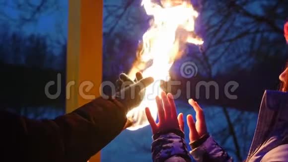 两个年轻女子的手被火炬之火点燃视频的预览图