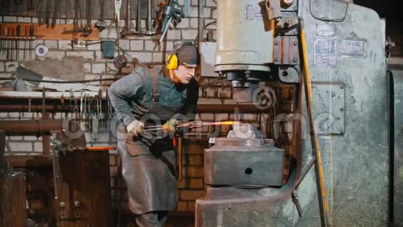 锻造工业一个铁匠把铁块置于大机器的压力下视频的预览图