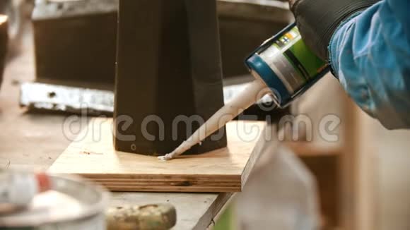 混凝土工业青年工人在木架上涂胶视频的预览图
