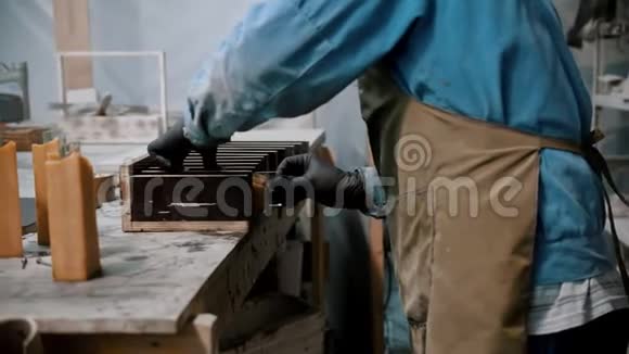 混凝土工业工人为纪念雕像准备玻璃和硅胶把它放在里面视频的预览图