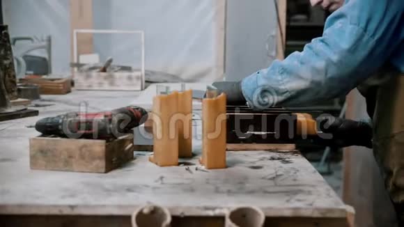 混凝土工业工人用混凝土和玻璃制作纪念雕像视频的预览图