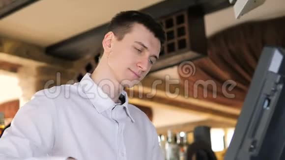 柜台上穿围裙带钱箱的人或服务员在餐厅工作视频的预览图