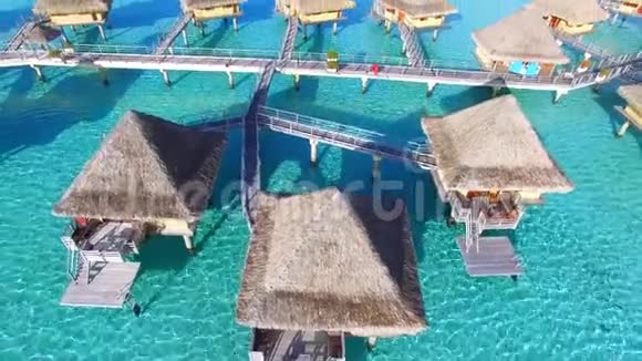 位于波拉博拉岛法属波利尼西亚4k空中热带海景的太平洋绿松石桥酒店视频的预览图