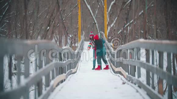 两个年轻的快乐女朋友在雪桥上自拍视频的预览图