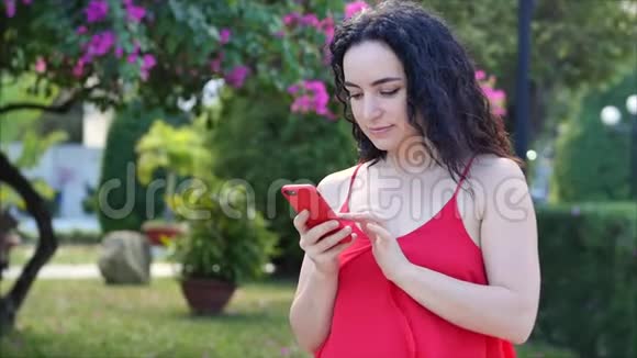 欧洲年轻女孩或女人可爱开朗的女孩黑发在智能手机上打字女人在电话里说话青年视频的预览图
