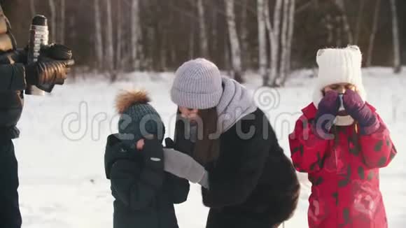 冬天的时候家人在大自然中喝热饮料视频的预览图