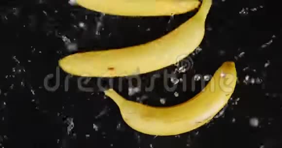 香蕉落在水溅上视频的预览图