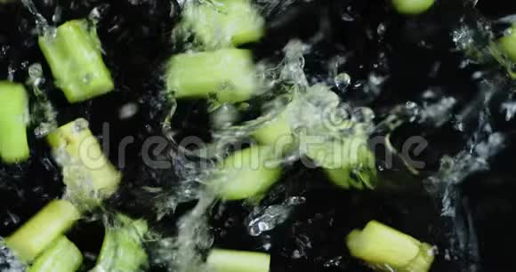 一片芹菜掉进水里视频的预览图