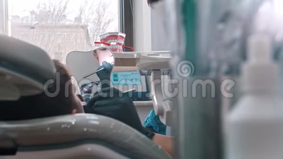 牙医检查一个小男孩的嘴视频的预览图