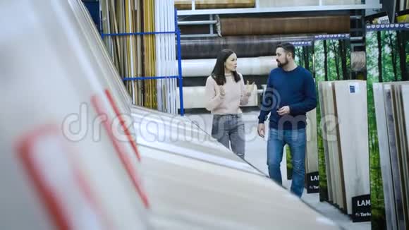 已婚夫妇在一家建材商店选择层压板地板视频的预览图