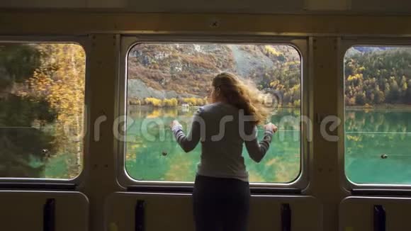 令人振奋的旅行女性看火车窗外视频的预览图