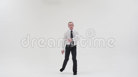 一位成年男性舞女的双腿张开双手捂住腹股沟跳起来站在里面视频的预览图