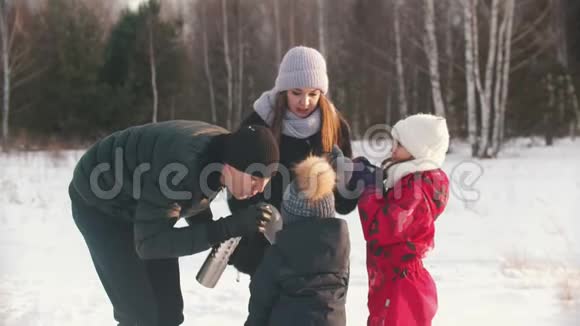 一家四口人在冬天喝热饮料视频的预览图