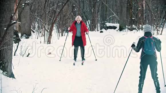 一个金发女人在树林里滑雪视频的预览图