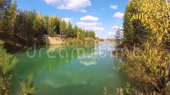 有绿松石水的森林湖视频的预览图