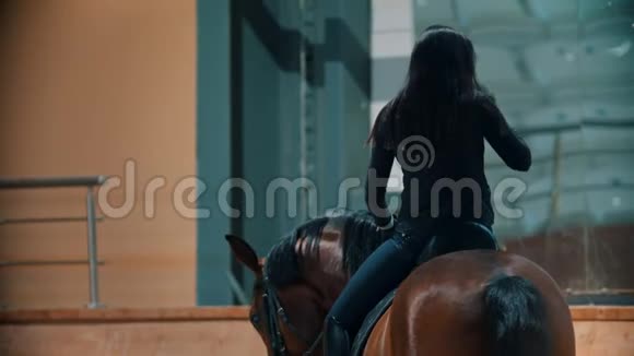 骑马者坐在马背上整理头发视频的预览图