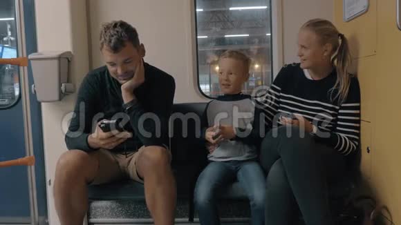 使用智能手机的铁路旅行中的幸福家庭观荷兰阿姆斯特丹视频的预览图